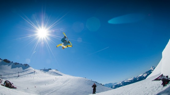 Snowboardfahrer im Skigebiet