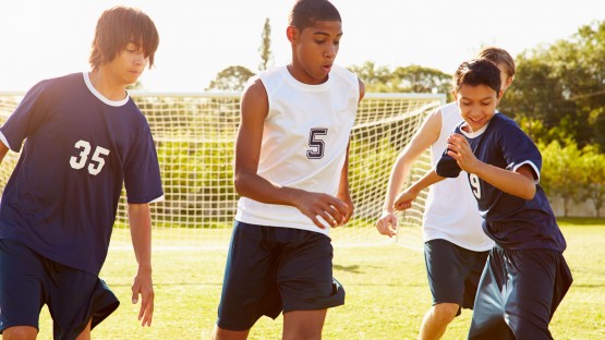 Jugendliche beim Fußballspiel