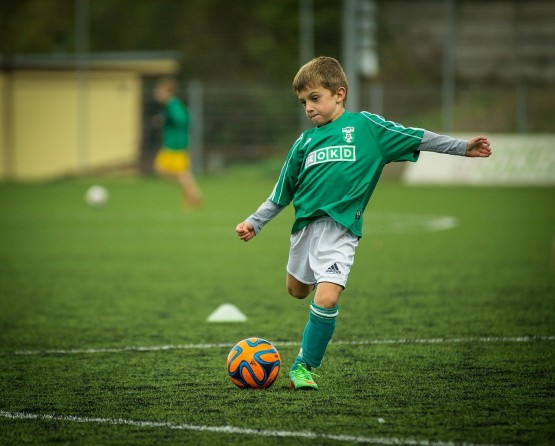 Junge spielt Fußball