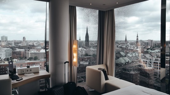 Hotelzimmer mit Blick auf Hamburg Hotel room in Hamburg